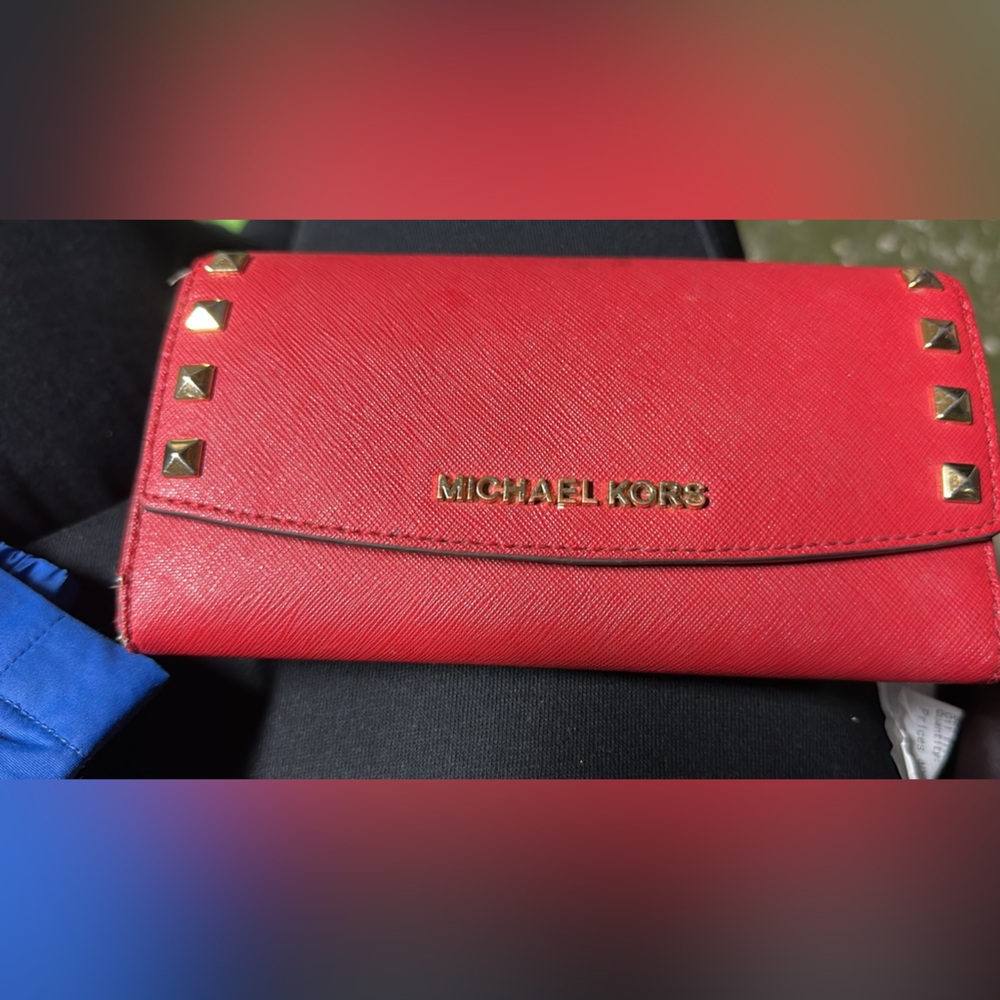 Michael Kors red wallet barley used ,good contribution
